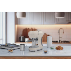 Кофемашина Smeg ECF02CREU купить в Санкт-Петербурге и Москве